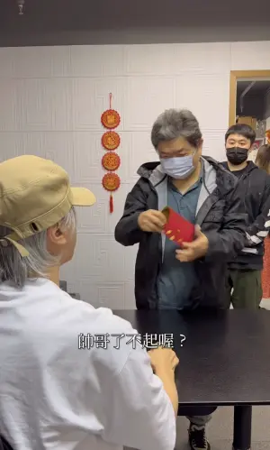 ▲周星馳(左)向員工討紅包。(圖/周星馳Instagram) ▲周星馳(左)向員工討紅包。(圖/周星馳Instagram)