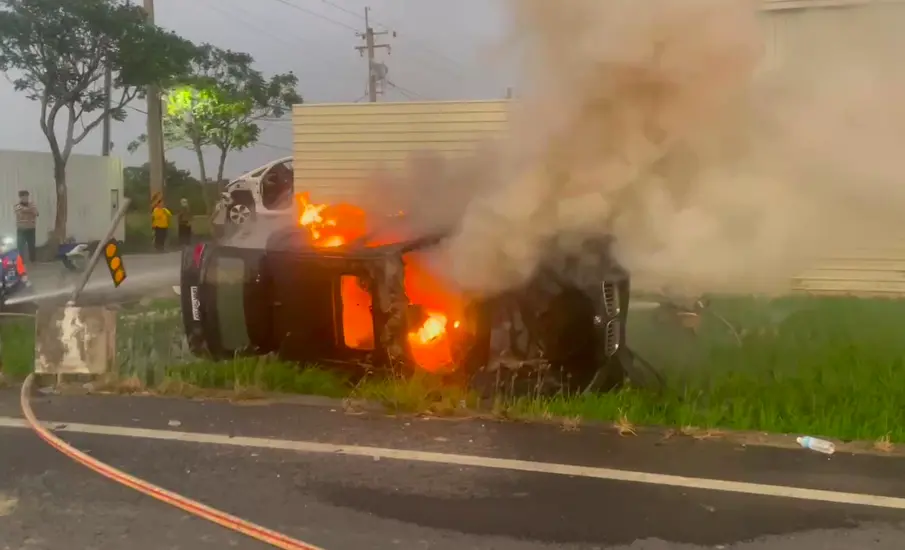 ▲台南市歸仁區發生一起自撞火燒車事故，駕駛為「芒果王子」台語歌手楊哲。（圖／翻攝自記者爆料網）