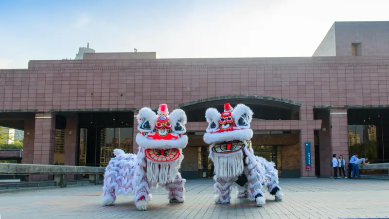 ▲初五（2/14）有雙獅陣巡迴高美館本館、兒童美術館以及內惟藝術中心。（圖／高美館提供）