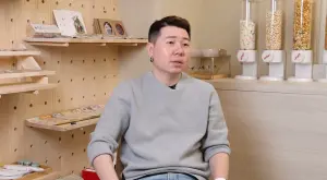 中途貓咖啡廳老闆Dillon,因收編馬祖浪貓決定做中途拯救更多可憐毛孩。(圖/記者葉志明攝) ▲中途貓咖啡廳老闆Dillon,因收編馬祖浪貓決定做中途拯救更多可憐毛孩。(圖/記者葉志明攝)