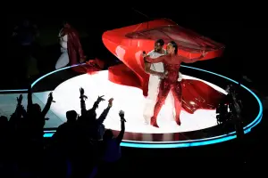 ▲超級盃中場秀亞瑟小子（Usher）與Alicia Keys一起演唱《My Boo》。（圖／美聯社／達志影像）