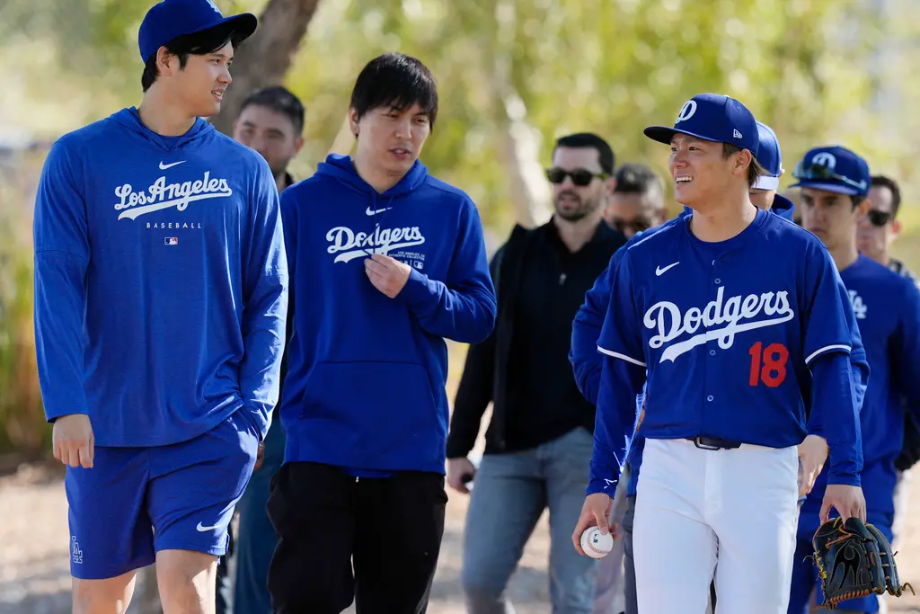 ▲道奇日籍強投山本由伸第二次牛棚練球，大谷翔平也很關注，在旁邊頻頻點頭讚賞。（圖／美聯社／達志影像）