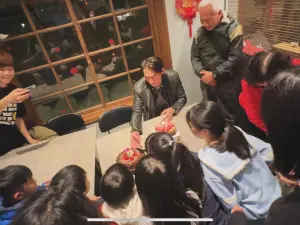 ▲温昇豪出現在邵雨薇家族照中，讓眾人感到驚訝。（圖／邵雨薇臉書）