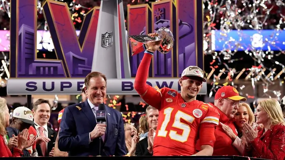 ▲第58屆超級盃堪薩斯酋長四分衛Patrick Mahomes領軍逆轉奪冠，並收下生涯第三座超級盃MVP獎項。（圖／美聯社／達志影像）