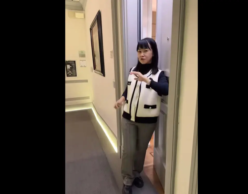 ▲作家黃大米於臉書發文控訴，指參加「加利利旅行社」的歐洲旅行團，沒想到2人房空間狹小，且廁所淋浴間門無法密合，導致漏水留出，領隊今在臉書粉絲團上PO出千字文澄清，詳細述說事件始。（圖／翻攝黃大米臉書）