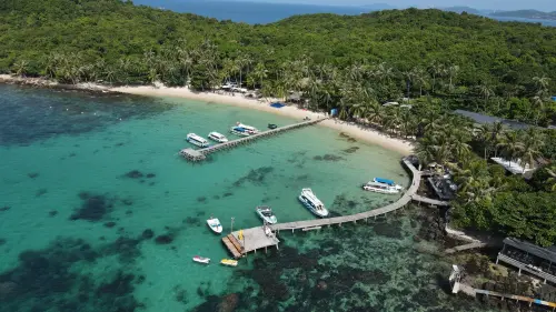 ▲過年期間旅遊糾紛頻傳，才有作家黃大米反應歐洲高價團「住漏水房間」。今大年初三，傳出年代旅遊台灣團恐將滯留越南富國島，每人遭索2.26萬台幣，才能提供後續相關行程服務。（圖／越捷航空提供）