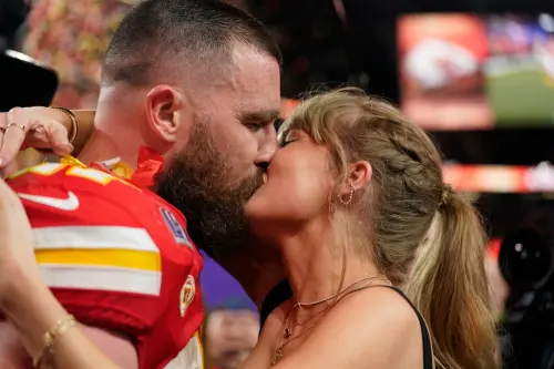 ▲美國天后泰勒絲（Taylor Swift）見證男友Kelce超級盃奪冠，兩人賽後在球場中央擁吻。（圖／美聯社／達志影像）