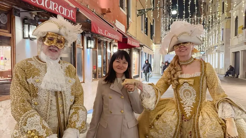 ▲作家黃大米近日於臉書PO文，控訴「加利利旅行社」歐洲旅行團，今（12日），領隊於臉書PO出千字文澄清，對此，黃大米也拋出3點質疑，反擊該領隊的說法。（圖／翻攝黃大米臉書）