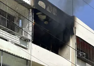 初三火警！竹北住宅2樓被燻成一片黑　1男受困失去意識送醫搶救中
