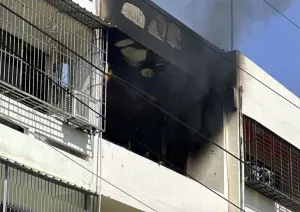 初三火警!竹北住宅2樓被燻成一片黑 1男受困失去意識送醫搶救中