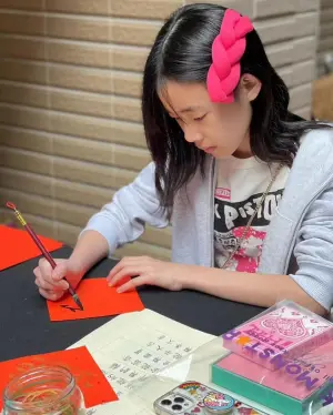 ▲小S的小女兒許老三今年寫毛筆字「孝」送給媽媽。（圖／小S臉書）