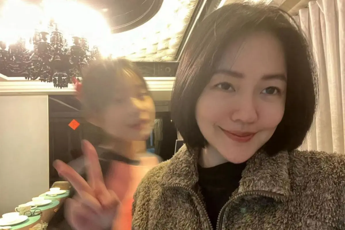 ▲小S（右）自拍模糊許老三，被網友說：「把女兒拍成鬼」，她8字嗆辣回應。（圖／小S臉書）