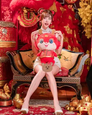 ▲孟潔拜年照用熊熊遮羞。(圖/孟潔IG) ▲孟潔拜年照用熊熊遮羞。(圖/孟潔IG)