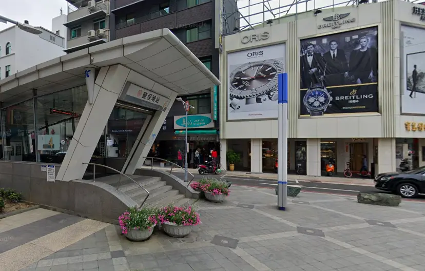 ▲春節期間傳出鹽埕埔捷運站的監視器，從天花板墜落砸到人。（圖／翻攝自GoogleMap）