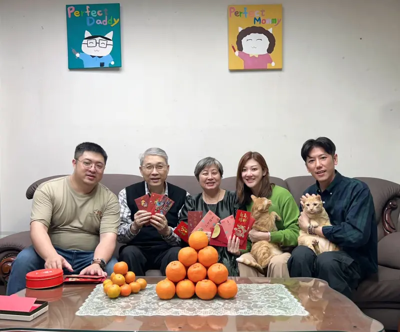 ▲林逸欣（右二）與哥哥（左起）、爸爸、媽媽、老公Tony一起過年。（圖／鑫羽工作室提供）