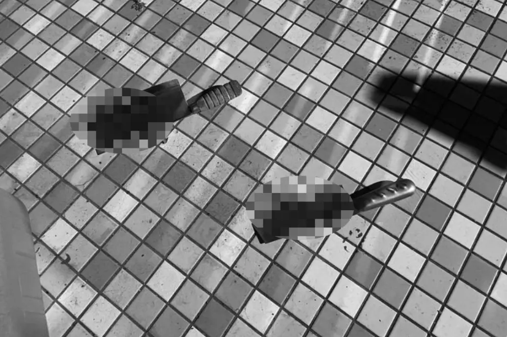 ▲12日晚間，新北瑞芳區50歲許姓男子，手持2把菜刀於火車站附近閒晃，員警噴灑辣椒水制伏，許男疑精神狀況不穩定，經通報衛生局評估後，將其強制送醫。（圖／翻攝畫面）