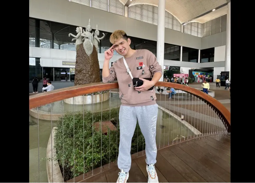 ▲本月12日，「晚安小雞」獨自前往柬埔寨「凱博園區」直播，疑似遭人發現被突襲毆打，導致直播中斷，目前妻子哽咽證實失聯中。（圖／翻攝晚安小雞臉書）