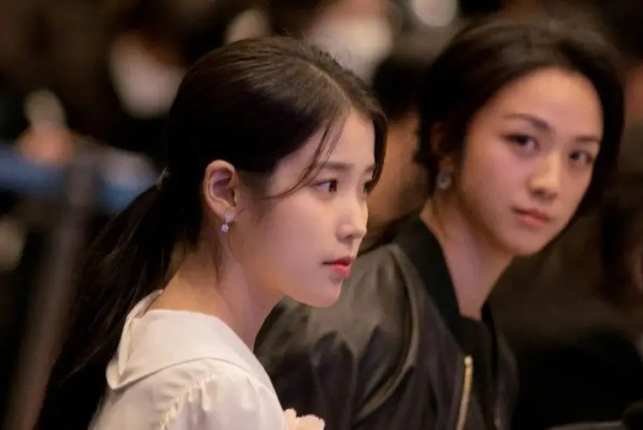▲湯唯（右）在IU（左）新MV中飾演「女兒」，兩大女神過招讓人相當期待。（圖／翻攝自X）