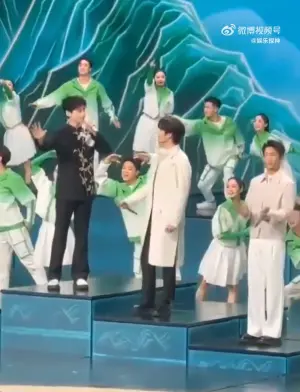 ▲▼魏大勛(中)右腳和右手提起,似乎要站上高位又縮回去,兩男互望一眼,魏晨便望向導播組。(圖/翻攝自微博) ▲▼魏大勛(中)右腳和右手提起,似乎要站上高位又縮回去,兩男互望一眼,魏晨便望向導播組。(圖/翻攝自微博)