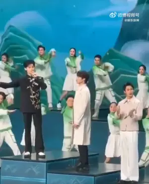 ▲▼魏大勛(中)右腳和右手提起,似乎要站上高位又縮回去,兩男互望一眼,魏晨便望向導播組。(圖/翻攝自微博) ▲▼魏大勛(中)右腳和右手提起,似乎要站上高位又縮回去,兩男互望一眼,魏晨便望向導播組。(圖/翻攝自微博)
