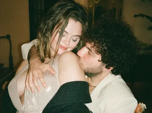 泰勒絲閨密席琳娜不想輸！曬「男友手捧美胸照」放閃　火辣畫面曝
