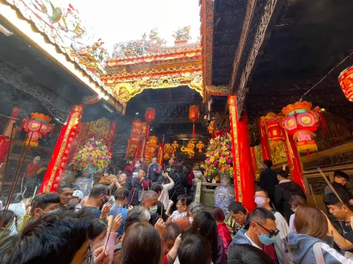 ▲大甲鎮瀾宮走春人潮、祭拜、拜拜配圖。(圖/記者吳翊緁攝,2024.02.13) ▲大甲鎮瀾宮走春人潮、祭拜、拜拜配圖。(圖/記者吳翊緁攝,2024.02.13)