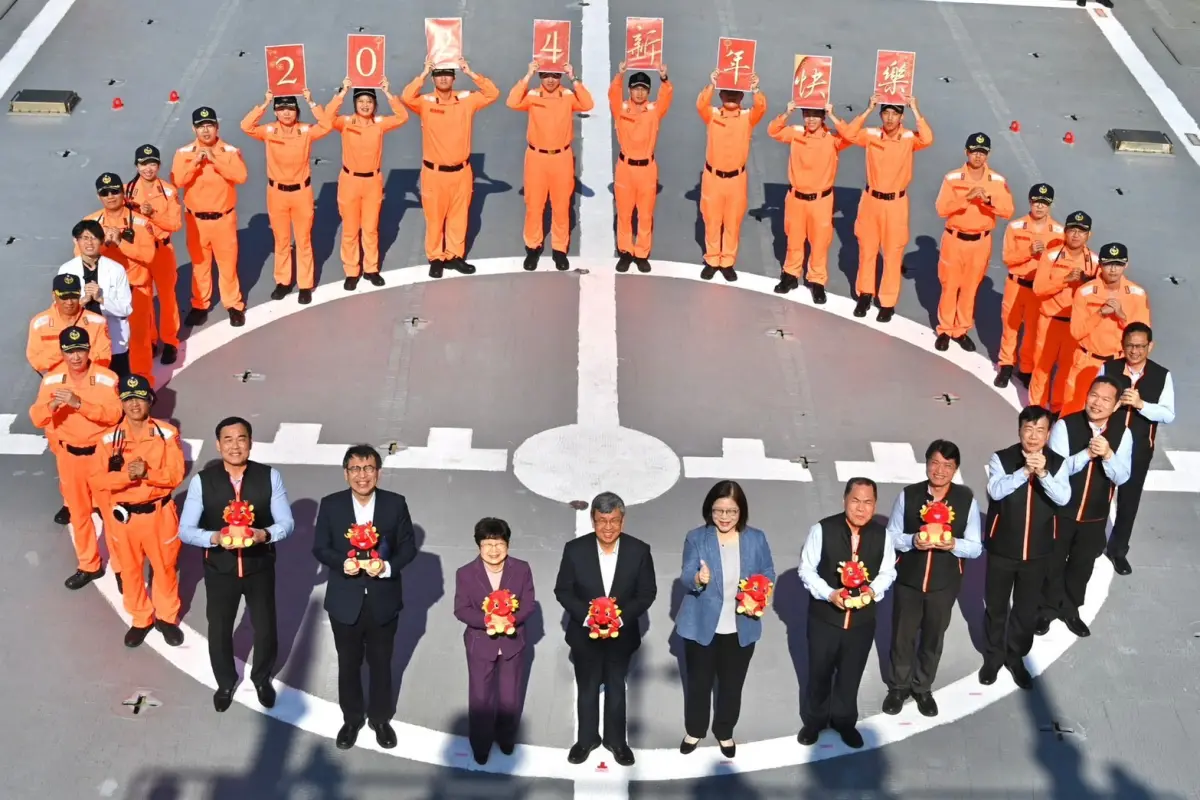 ▲行政院長陳建仁前往台北港海巡基地新竹艦，慰勉春節期間堅守崗位、不辭辛勞守護海疆安全的海巡隊同仁。（圖／行政院提供）