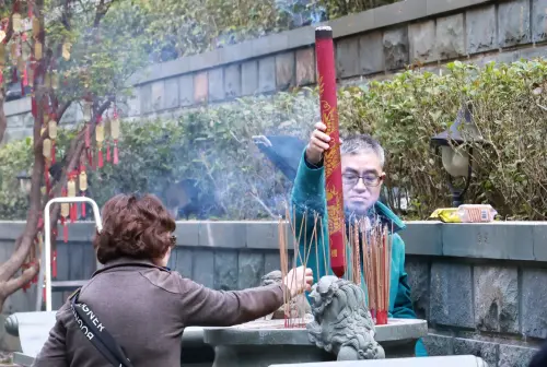 ▲大年初一習俗是早起、出門走春，可以到親友家互道恭喜，或是到廟裡祭拜神明。（圖／記者吳翊緁攝）