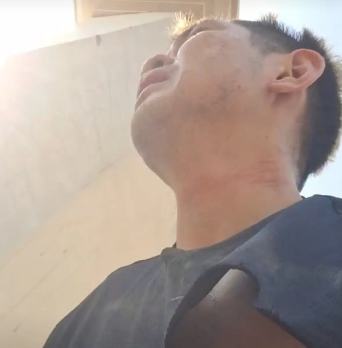 ▲晚安小雞到柬埔寨詐騙園區開直播，疑遭暴打後一度失聯，稍早開直播現身了稱自己逃出來了。（圖／翻攝自晚安小雞直播）