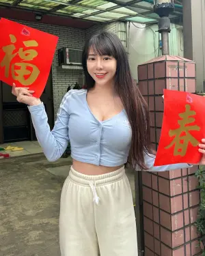 ▲梓梓穿露肚裝貼春聯,畫面賞心悅目。(圖/翻攝自梓梓臉書) ▲梓梓穿露肚裝貼春聯,畫面賞心悅目。(圖/翻攝自梓梓臉書)