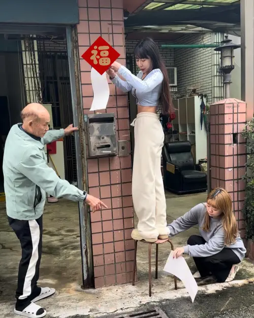 ▲▼梓梓穿緊身露肚裝貼春聯,畫面賞心悅目。(圖/翻攝自梓梓臉書) ▲▼梓梓穿緊身露肚裝貼春聯,畫面賞心悅目。(圖/翻攝自梓梓臉書)