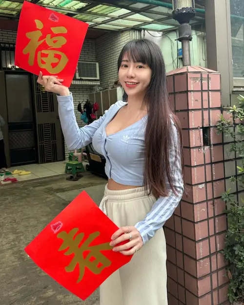 ▲▼梓梓穿緊身露肚裝貼春聯,畫面賞心悅目。(圖/翻攝自梓梓臉書) ▲▼梓梓穿緊身露肚裝貼春聯,畫面賞心悅目。(圖/翻攝自梓梓臉書)