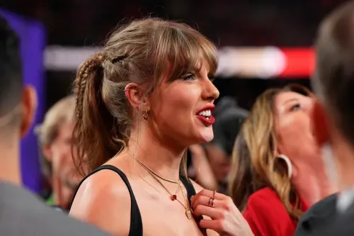 ▲美國天后泰勒絲（Taylor Swift）見證男友Travis Kelce超級盃奪冠，兩人賽後在球場中央擁吻。（圖／美聯社／達志影像）