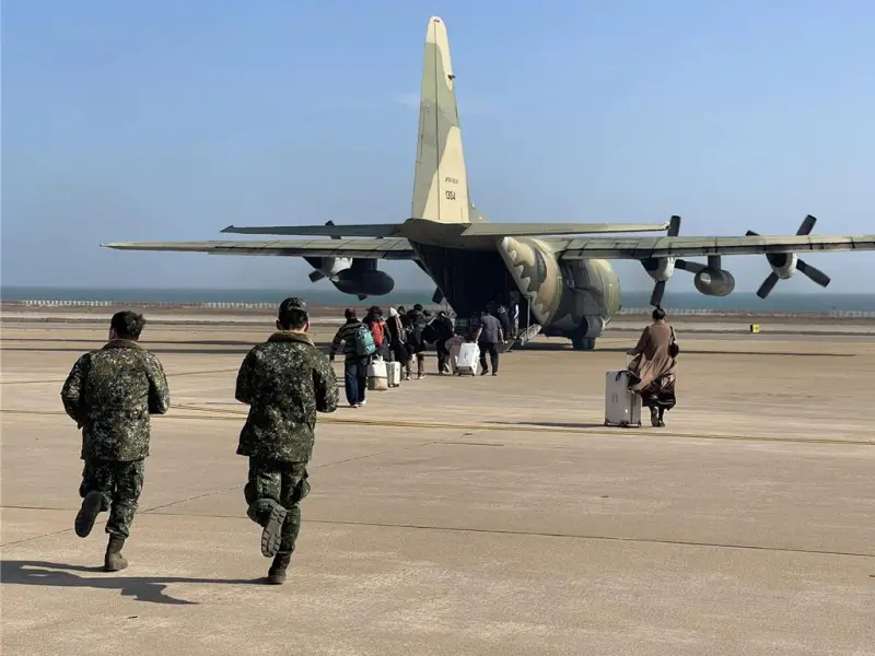 ▲金門航空站擠滿等待候補旅客，立委陳玉珍協調國防部增援疏運。（圖／翻攝自陳玉珍臉書粉專）