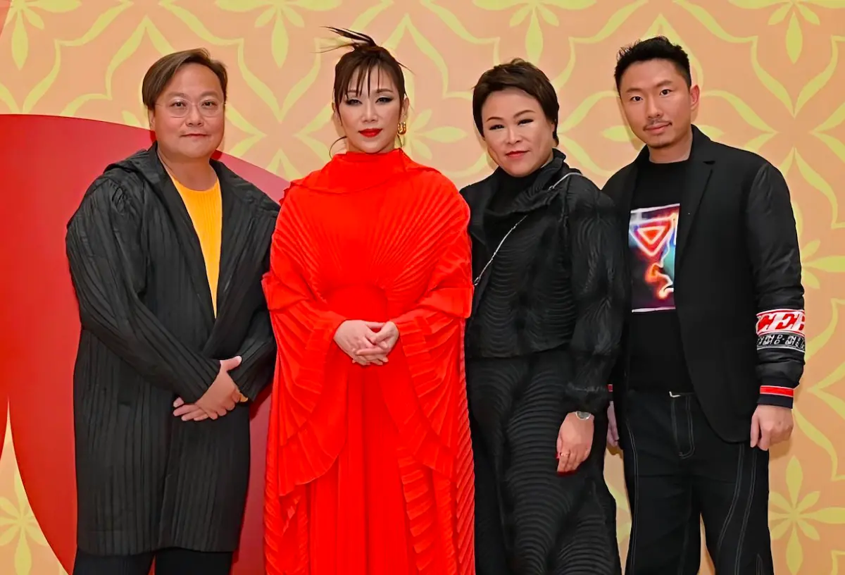 ▲林憶蓮（左二）近日在澳門進行商演，新造型引起討論。（圖／翻攝KURT LAM IG）