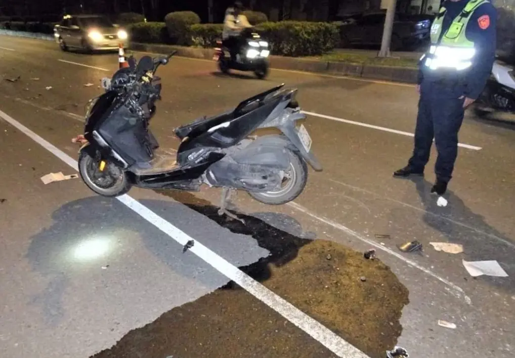 ▲本月13日晚間，台東縣海端鄉30歲胡姓男子，騎機車前往花蓮縣工作時，於玉里鎮市區疑似車速過快失控，不慎衝撞停在路邊的小貨車，明顯死亡未送醫。（圖／翻攝畫面）