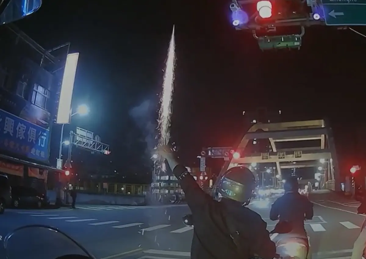 ▲本月13日晚間，有民眾騎乘機車行經北市景文街、景美街路口時，前方的騎士竟突然點燃沖天炮燃放，讓附近的民眾及駕駛人都嚇壞。（圖／翻攝爆料公社）