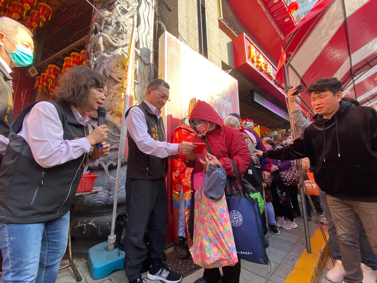 ▲松山霞海城隍廟初五發錢母，頭香昨天一早就來排隊。（圖／記者徐銘穗攝）