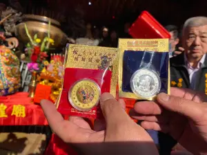 ▲松山霞海城隍廟初五發錢母,頭香昨天一早就來排隊母(圖/記者徐銘穗攝) ▲松山霞海城隍廟初五發錢母。(圖/記者徐銘穗攝)
