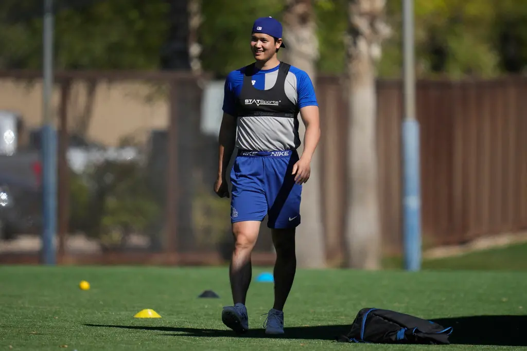 ▲大谷翔平訓練時，不小心跌倒，連總教練都笑了。（圖／美聯社／達志影像）