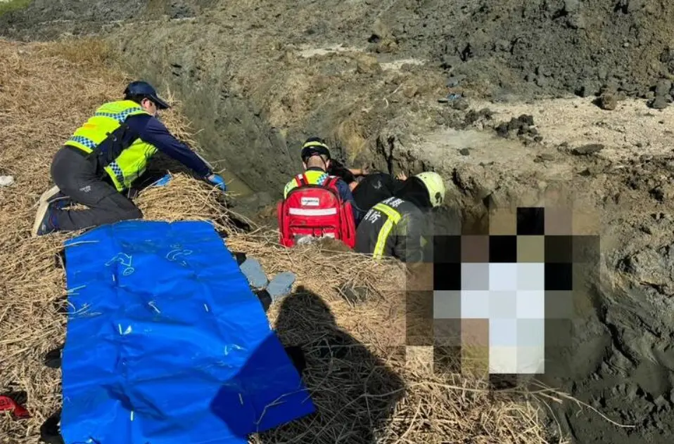 ▲13日下午，嘉義縣東石鄉一名53歲蕭姓男子，出動怪手挖溝渠整理魚塭，不料土方突然鬆動坍塌，蕭男瞬間遭土石活埋，送醫搶救仍宣告不治。（圖／翻攝畫面）