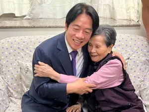 ▲賴清德探視92歲的黃坐阿嬤，一見面就來個愛的抱抱，感謝她對競選期間的支持。（圖／立委鍾佳濱提供）