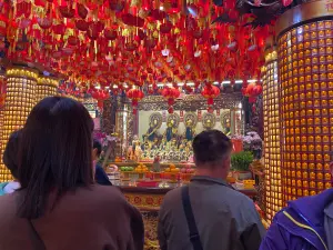 ▲松山霞海城隍廟的財庫燈(上方紅燈籠)在房仲業界相當出名。(圖/記者徐銘穗攝) ▲松山霞海城隍廟的財庫燈(上方紅燈籠)在房仲業界相當出名。(圖/記者徐銘穗攝)