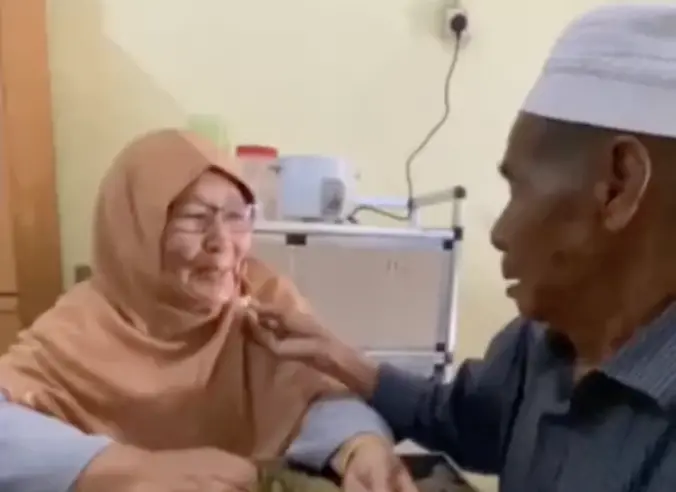 ▲一名來自馬來西亞的86歲爺爺，在一次聚會上對一名63歲的奶奶一見鐘情，兩人於近期完婚。（圖／翻攝自TikTok）