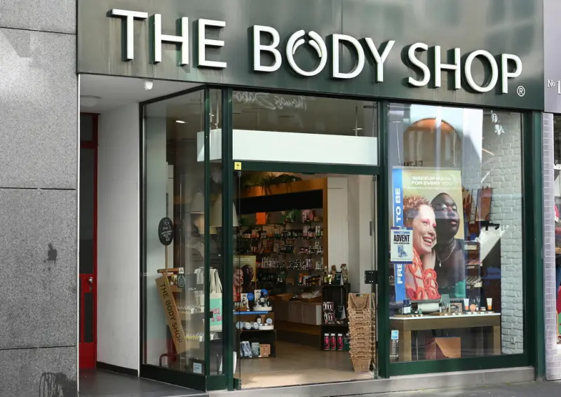 ▲英國老牌美妝連鎖店「The Body Shop（美體小舖）」周二宣布在英國的分店進入破產管理程序，約有100間分店及2000多位員工恐面臨歇業與裁員衝擊，不過預計全球其他特許經營店不會受到影響。（圖／美聯社／達志影像）
