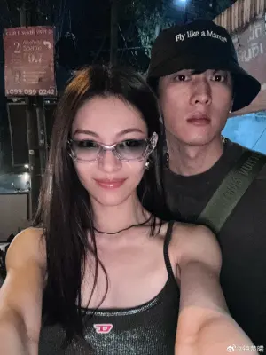 ▲鍾楚曦、侯雯元曾被直擊同遊泰國,如今證實兩人戀情。(圖/鍾楚曦微博) ▲鍾楚曦、侯雯元曾被直擊同遊泰國,如今證實兩人戀情。(圖/鍾楚曦微博)