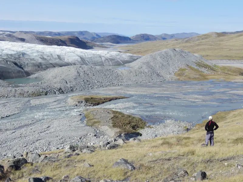 ▲過往冰川覆蓋的格陵蘭島（Greenland）由於冰川不斷消融，露出的土壤如今正被綠色植被覆蓋，恐將造成當地生態環境永久改變，不僅衝擊當地人的生活，更會進一步加劇全球暖化。（圖／翻攝自利茲大學／卡里維克（Jonathan Carrivick）攝影）