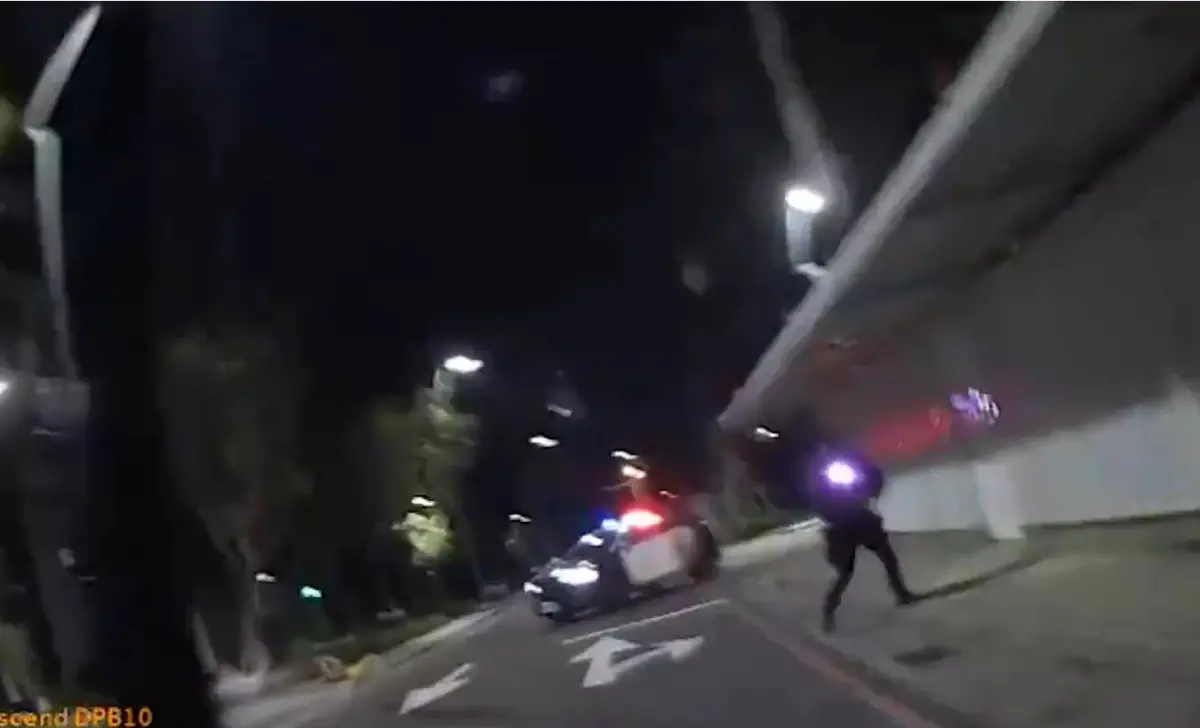 ▲15日凌晨，台中逢甲商圈驚傳槍響！3名男子持電擊棒欲強押被害人上車，警方獲報後趕抵，隨即對空鳴槍順利救下被害人，但3名嫌犯仍趁隙逃脫。（圖／翻攝畫面）