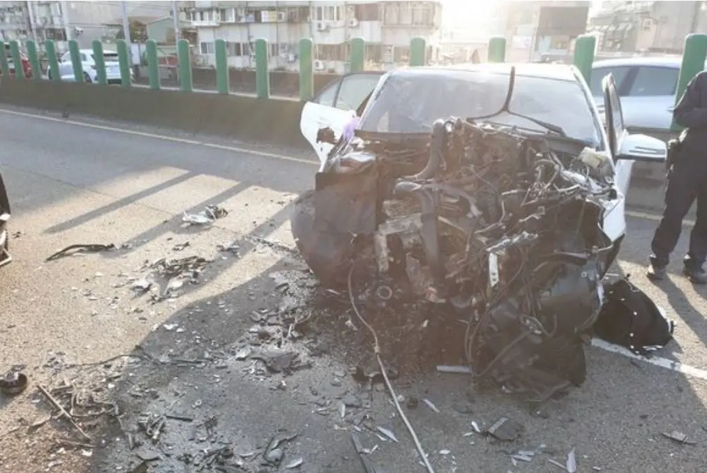 ▲15日上午，台北市環河快速道路發生車禍事故，一台白色自小客車失控撞擊匝道口分隔島，年約30歲的男駕駛，當場失去生命跡象，送醫傷重不治。（圖／翻攝畫面）