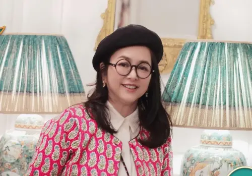 ▲51歲葉蘊儀外貌相當凍齡,跟過去變化不大,她來台灣旅遊在高雄打卡,引起眾人驚呼。(圖/翻攝自葉蘊儀FB) ▲51歲葉蘊儀外貌相當凍齡,跟過去變化不大,她來台灣旅遊在高雄打卡,引起眾人驚呼。(圖/翻攝自葉蘊儀FB)